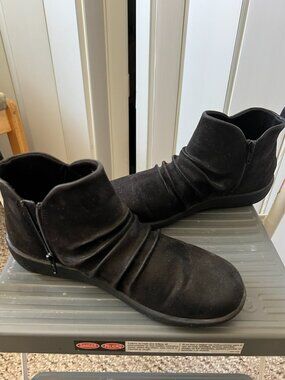 Clarks Women's shoe boot